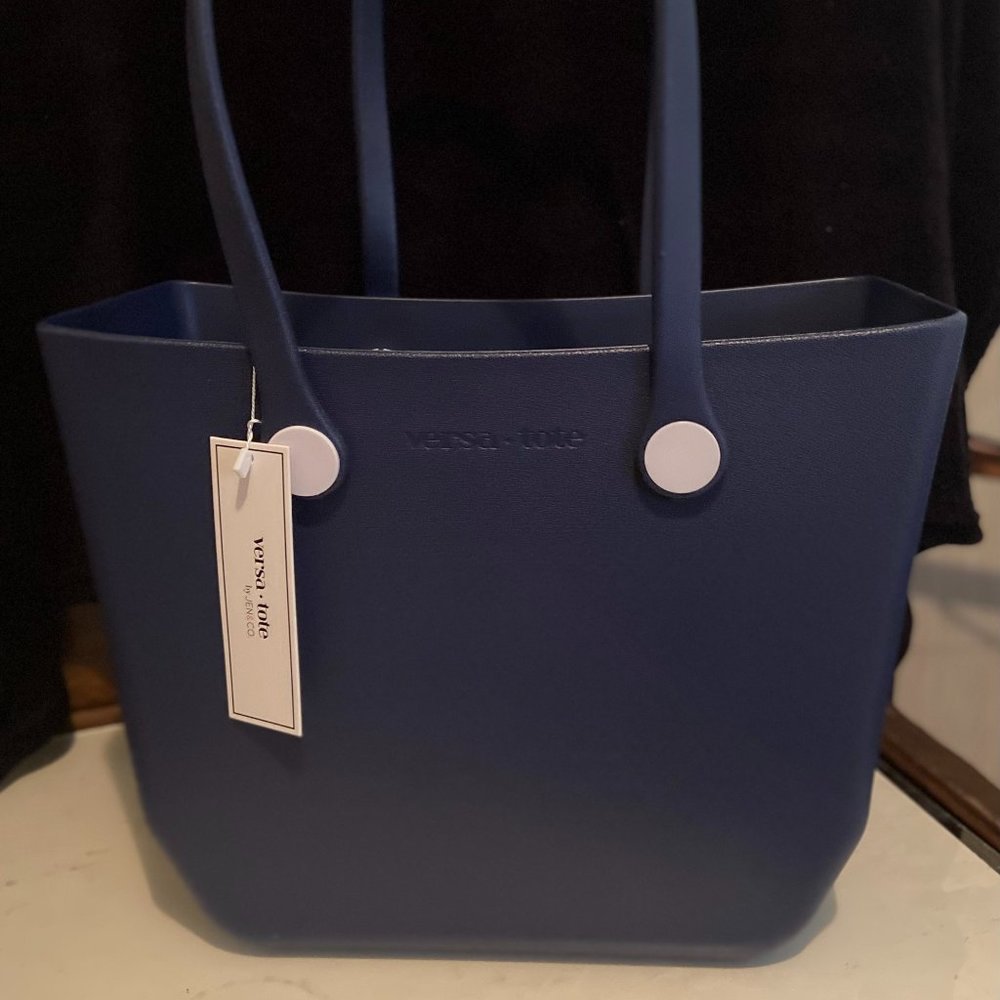 The Vira Versa Tote In Navy